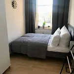 Purer Luxus mit 2 Schlafzimmern, Balkon und Privat-Parkplatz