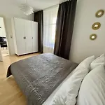 Purer Luxus mit 2 Schlafzimmern, Balkon und Privat-Parkplatz