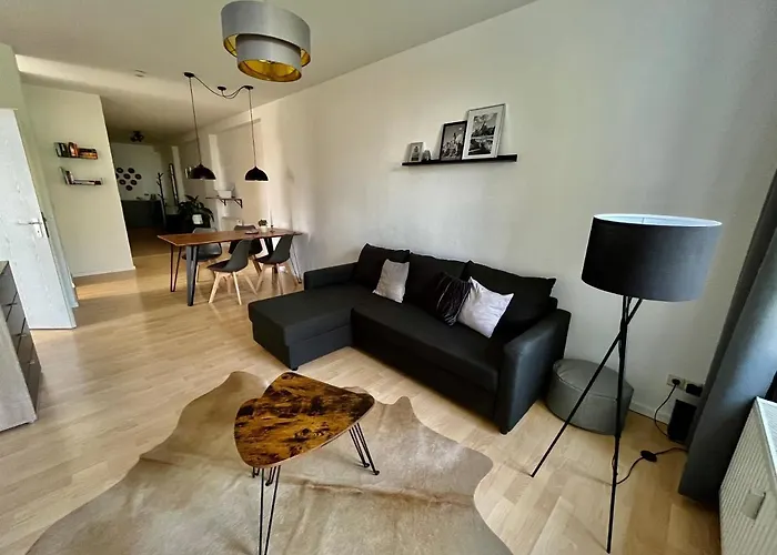 Purer Luxus mit 2 Schlafzimmern, Balkon und Privat-Parkplatz